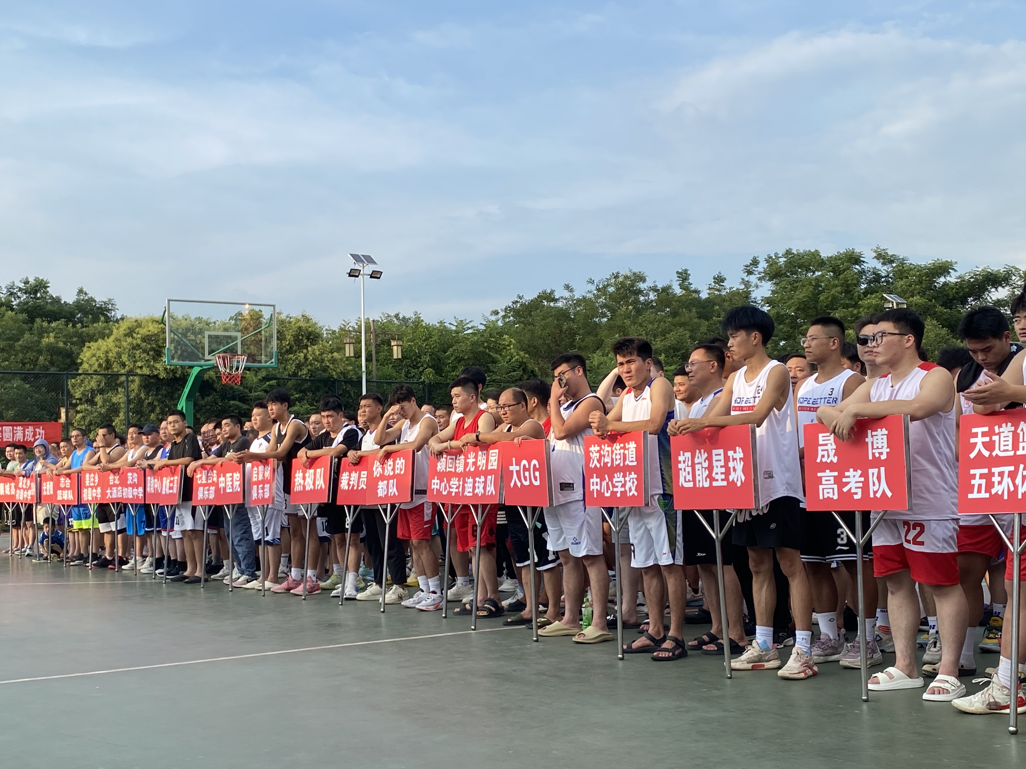 关于街头篮球争霸赛，草根英雄同台竞技的信息