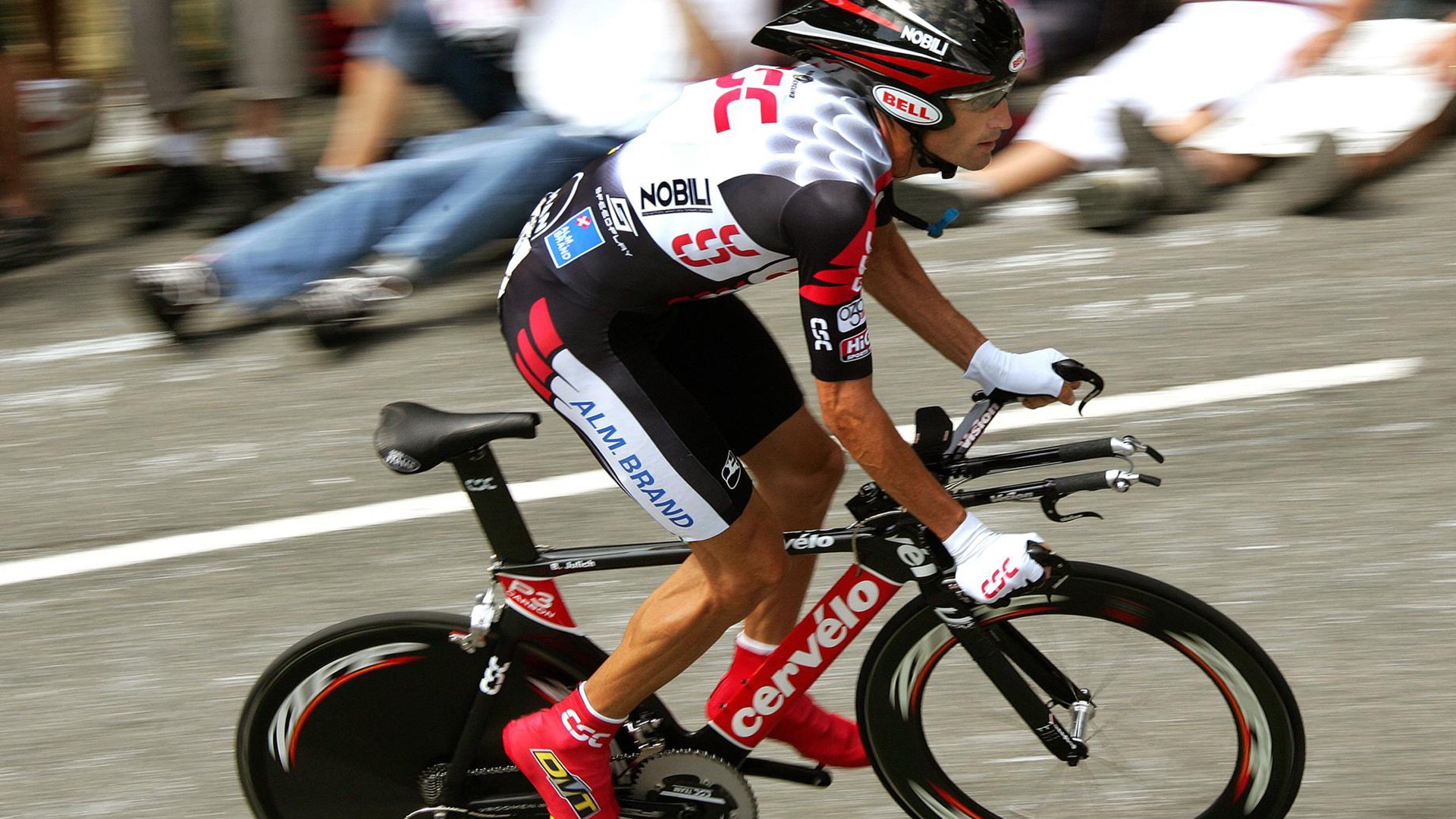 爱游戏app-摩托车大奖赛：速度与激情的完美结合，摩托车比赛视频 震撼全场跑车